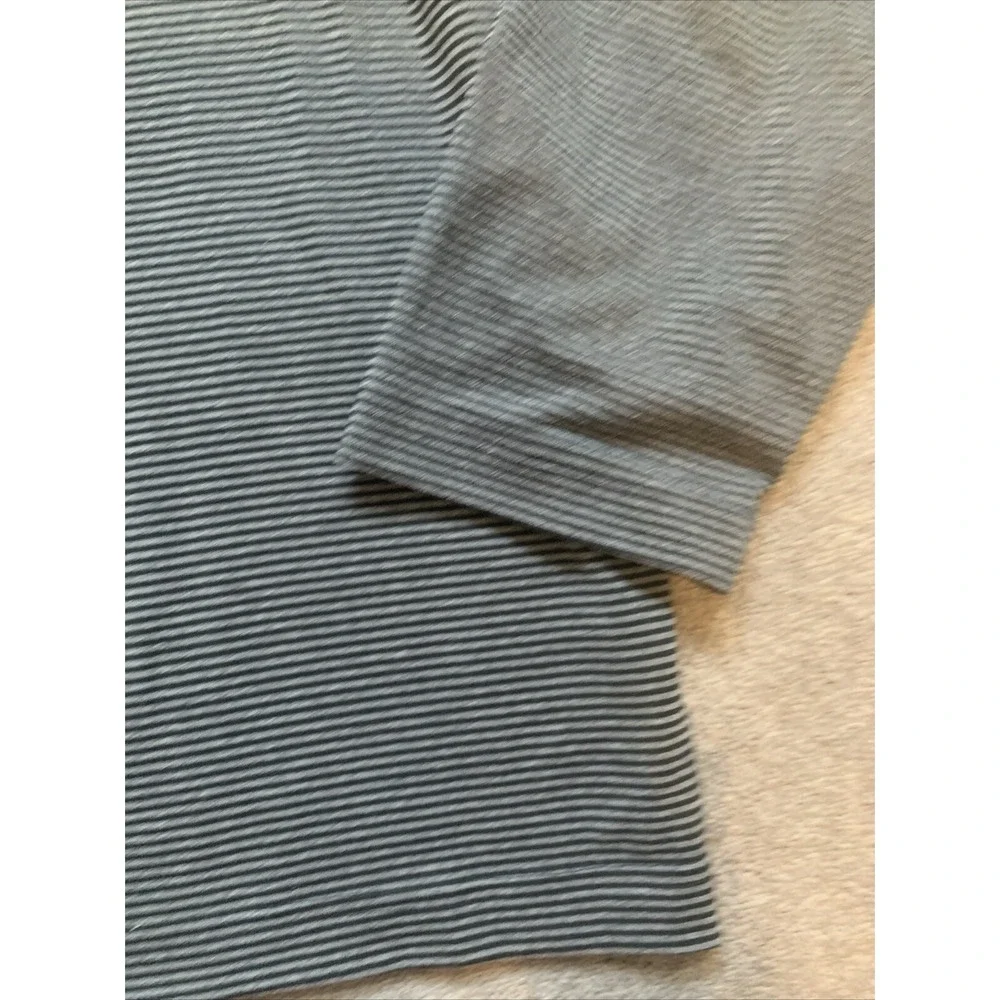 Under Armour Shirt Men's 2XL Black Gray Striped‎ V-Neck Fitted Cold Gear